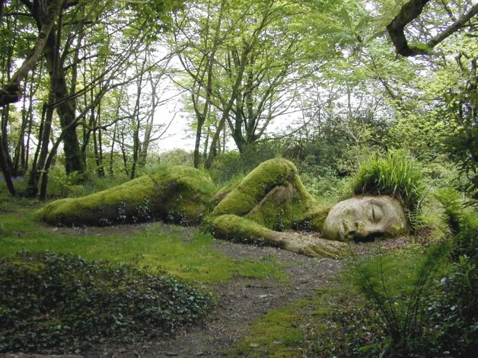 Mud-Maid-is-a-living-sculpture-by-Sue-Hill-5.jpg